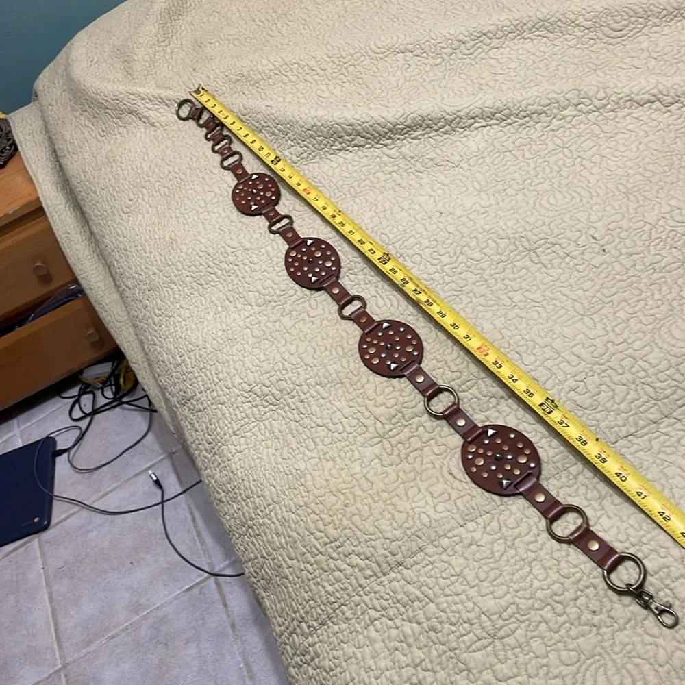 Oval disc and studs chain belt